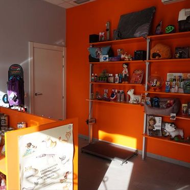 estanterias con productos veterinarios