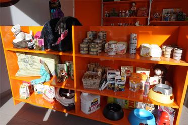 estanterias con productos veterinarios