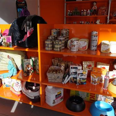 estanterias con productos veterinarios